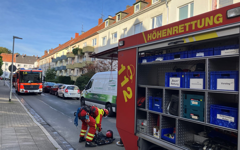 FW Hannover: Frau vom Dach eines Mehrfamilienhauses gerettet - Foto: presseportal.de
