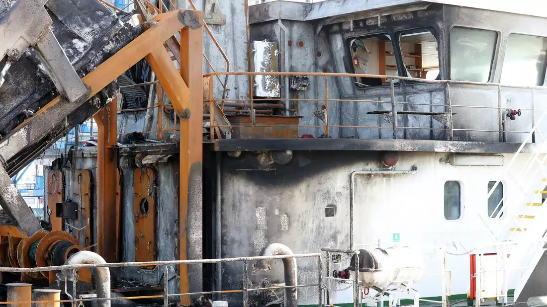 Die Schäden nach dem Brand auf dem Öltankschiff «Annika» sind deutlich zu erkennen. Der Havarist liegt im Rostocker Überseehafen.  - Bild: Bodo Marks/dpa