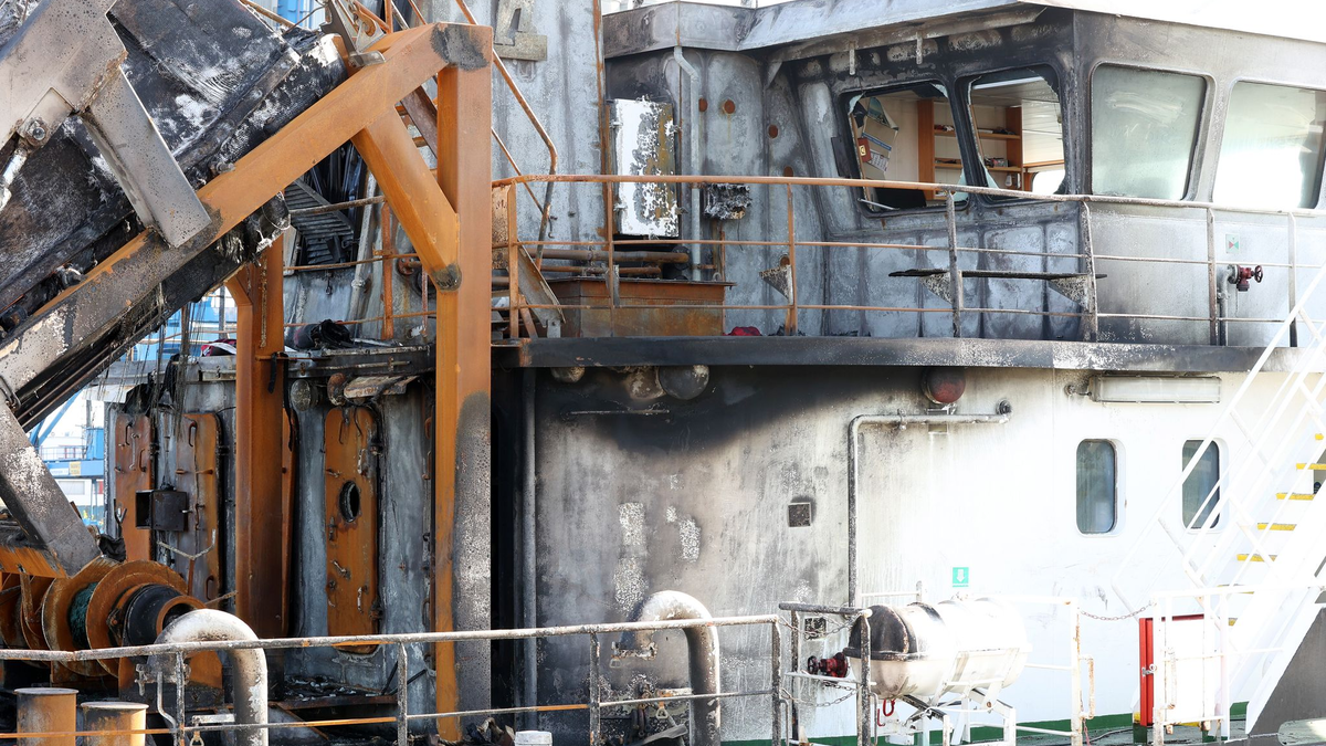 Die Schäden nach dem Brand auf dem Öltankschiff «Annika» sind deutlich zu erkennen. Der Havarist liegt im Rostocker Überseehafen.  - Foto: Bodo Marks/dpa