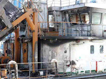 Die Schäden nach dem Brand auf dem Öltankschiff «Annika» sind deutlich zu erkennen. Der Havarist liegt im Rostocker Überseehafen.  - Foto: Bodo Marks/dpa