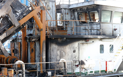 Die Schäden nach dem Brand auf dem Öltankschiff «Annika» sind deutlich zu erkennen. Der Havarist liegt im Rostocker Überseehafen. - Foto: Bodo Marks/dpa Die Schäden nach dem Brand auf dem Öltankschiff «Annika» sind deutlich zu erkennen. Der Havarist liegt im Rostocker Überseehafen. - Foto: Bodo Marks/dpa