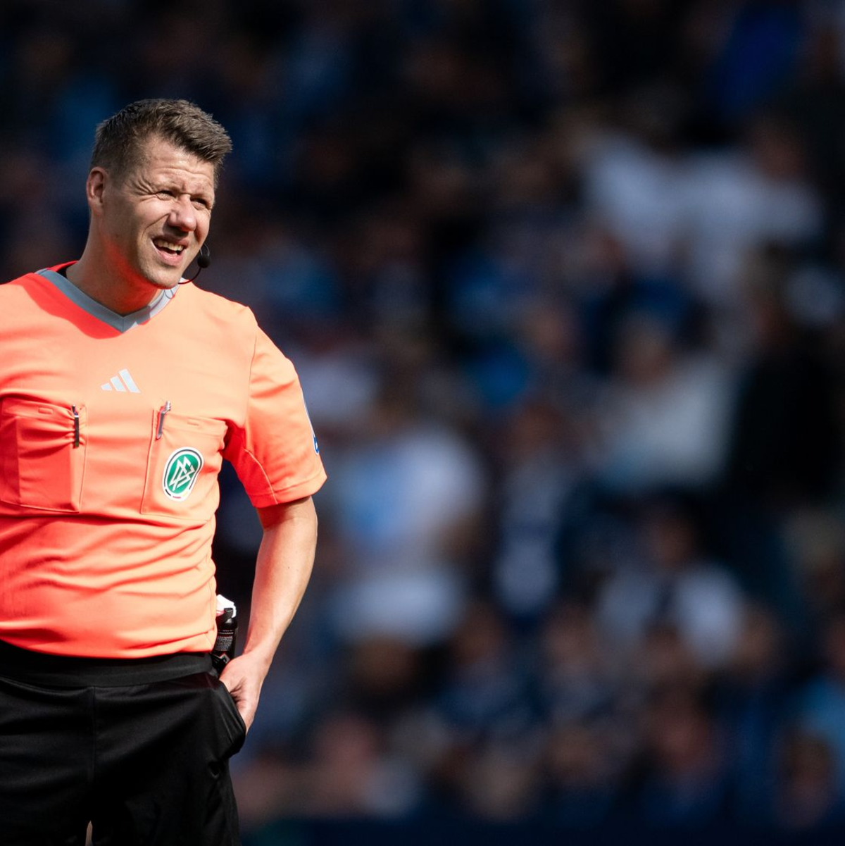 Laut Patrick Ittrich macht sich die zunehmende Belastung auch für die Schiedsrichter bemerkbar. - Foto: Fabian Strauch/dpa