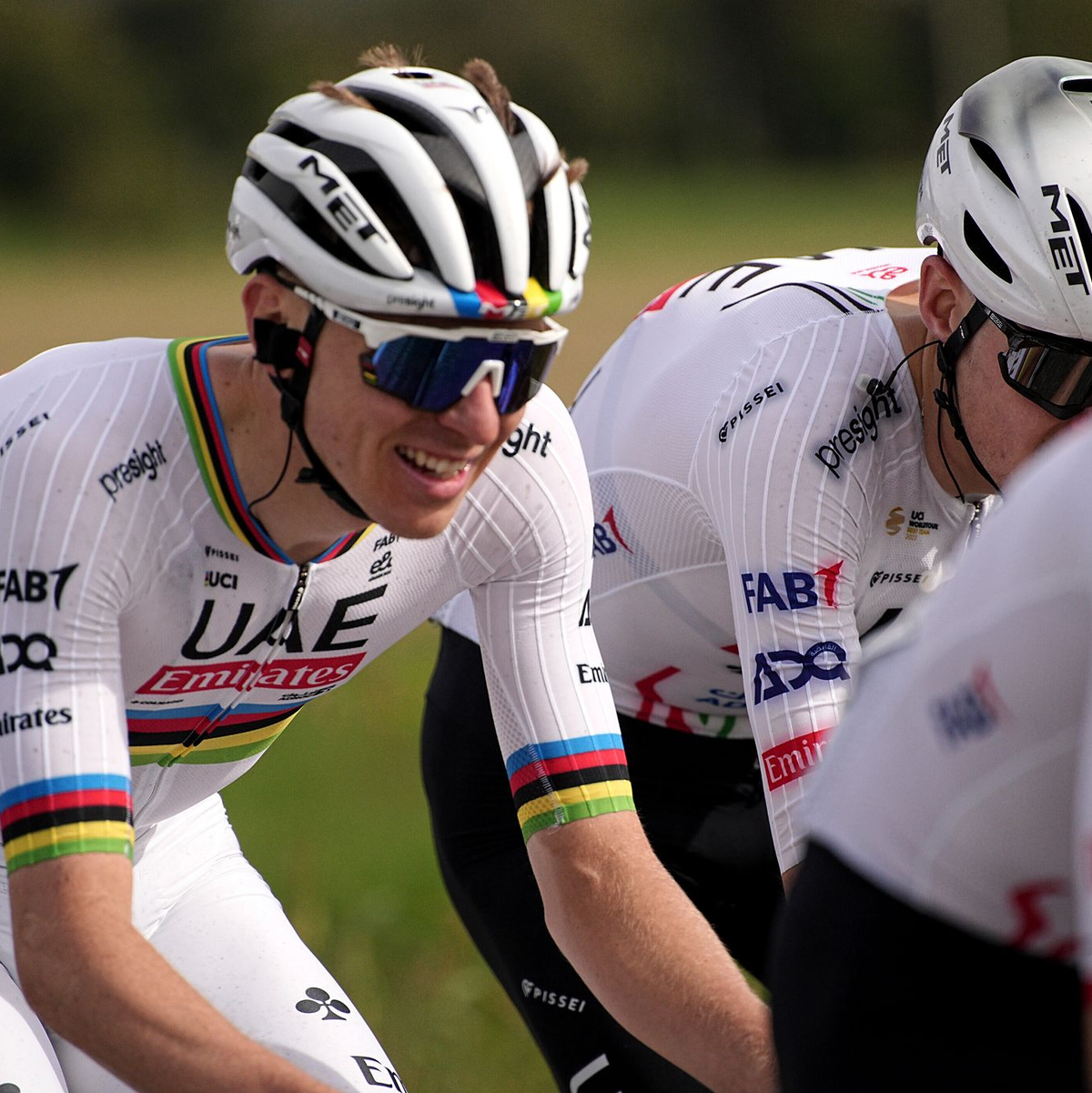 Im Weltmeister-Trikot zum nächsten Sieg: Tadej Pogacar - Foto: Marco Alpozzi/LaPresse/AP/dpa