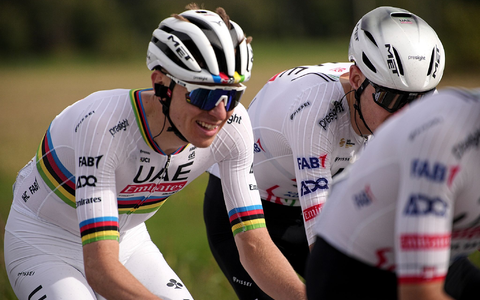 Im Weltmeister-Trikot zum nächsten Sieg: Tadej Pogacar - Foto: Marco Alpozzi/LaPresse/AP/dpa