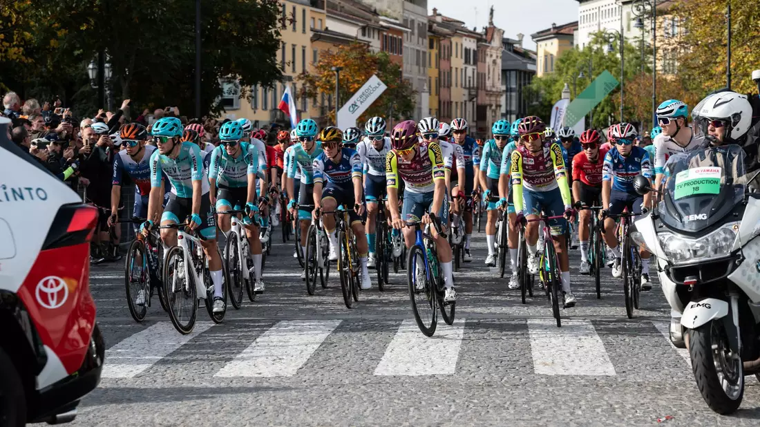 In Bergamo fiel der Startschuss für den letzten Höhepunkt des Radsport-Jahres 2024. - Bild: Silvia Colombo/Ipa Sport/Ipa-A /LiveMedia/IPA/Zuma/dpa