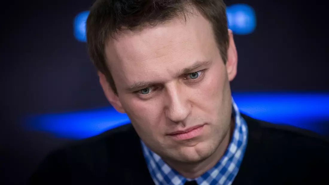 Nachdem er den Giftanschlag mit dem chemischen Kampfstoff Nowitschok 2020 überlebt hatte, begann der Kremlgegner Alexej Nawalny seine Autobiografie zu schreiben. (Archivbild) - Bild: Alexander Zemlianichenko/AP/dpa
