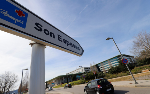 Die Geretteten wurden in das Krankenhaus Son Espases in Palma gebracht. - Foto: Clara Margais/dpa