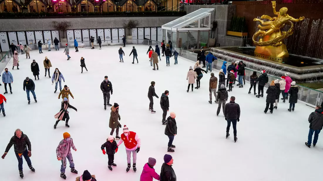 Die traditionelle Eisbahn am Rockefeller Center ist wieder offen. (Archivbild) - Bild: Craig Ruttle/AP/dpa