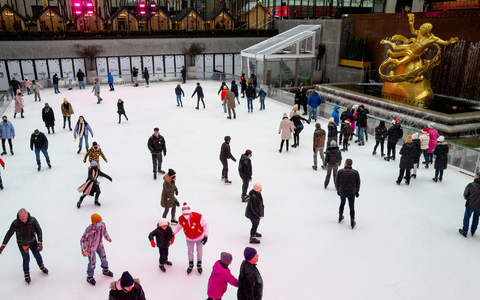 Die traditionelle Eisbahn am Rockefeller Center ist wieder offen. (Archivbild) - Foto: Craig Ruttle/AP/dpa