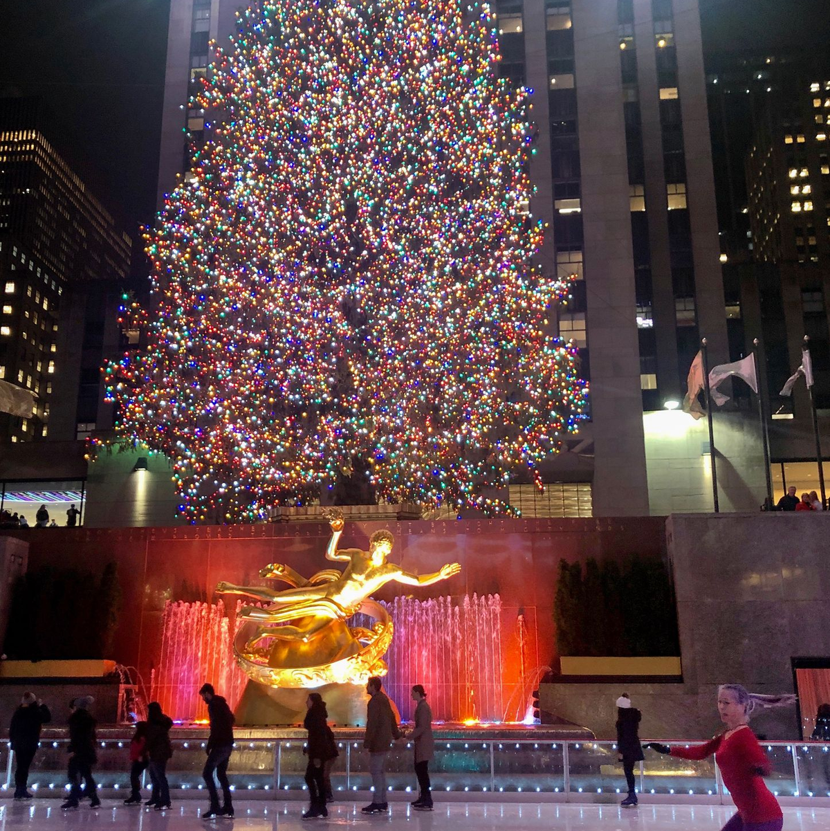 An der Eisfläche steht auch einer der berühmtesten Weihnachtsbäume der Welt. (Archivbild) - Foto: Benno Schwinghammer/dpa