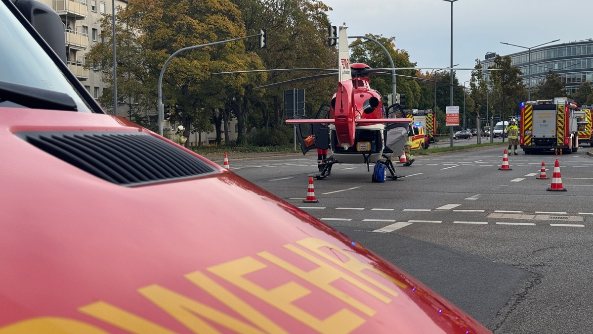 FW Dresden: Schwerer Verkehrsunfall zwischen einer Straßenbahn und einem PKW - Foto: presseportal.de