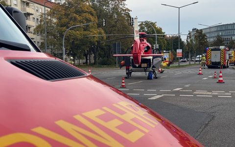FW Dresden: Schwerer Verkehrsunfall zwischen einer Straßenbahn und einem PKW - Foto: presseportal.de