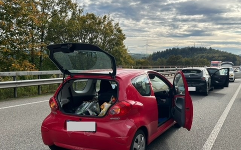 POL-PDPS: Unfallflucht nach Unfall durch verlorene Ladung - Foto: presseportal.de