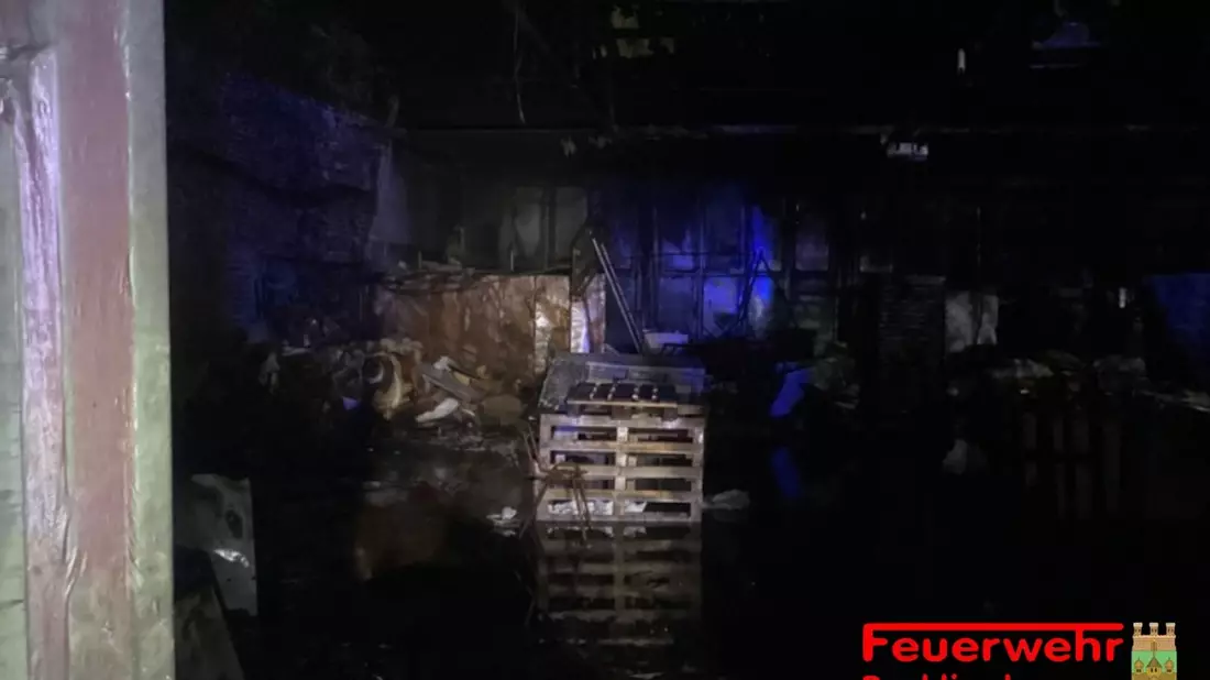 FW-RE: Brand einer Lagerhalle am Samstagabend - Bild: presseportal.de