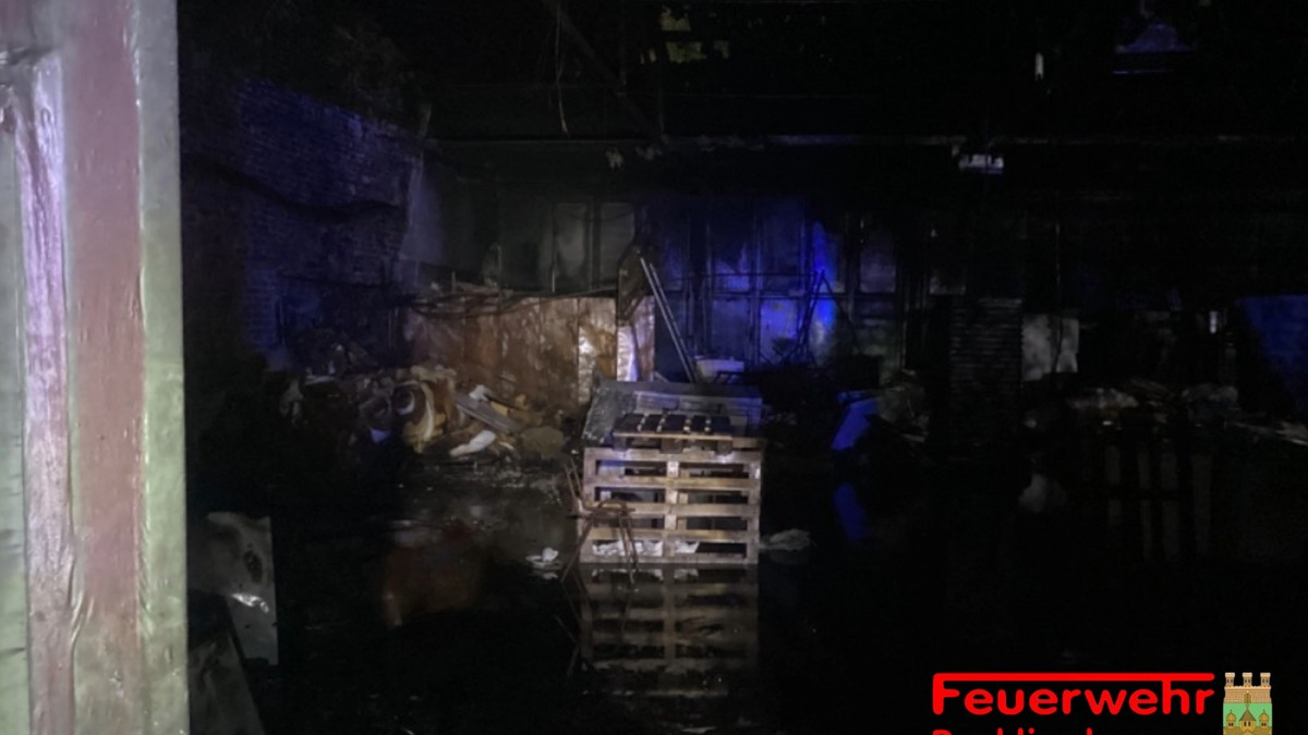 FW-RE: Brand einer Lagerhalle am Samstagabend - Foto: presseportal.de