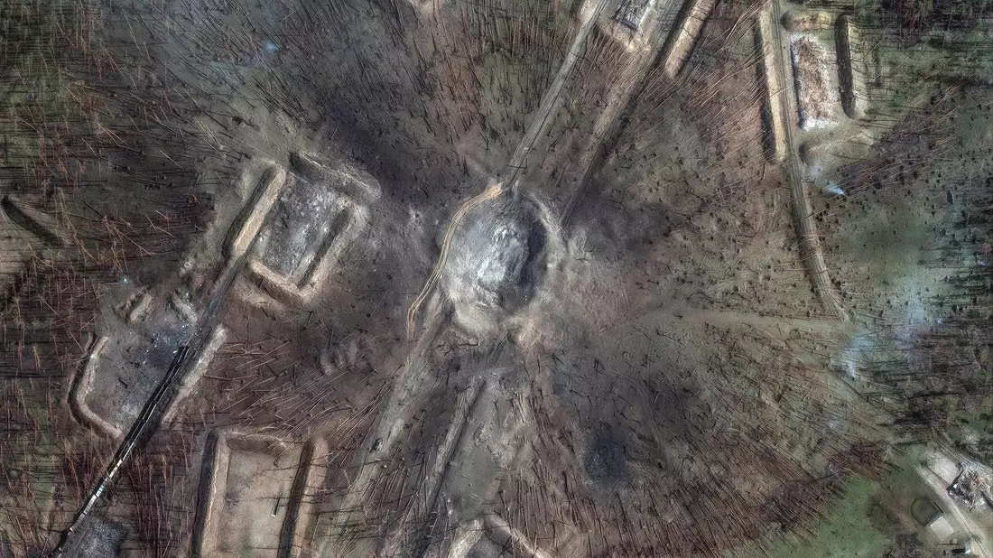 In Toropez und anderen russischen Waffenarsenalen kam es durch ukrainische Drohnenangriffe zu massiven Explosionen, die den Nachschub für den Krieg stoppen sollen. (Archivbild) - Bild: Uncredited/Satellite image ©2024 Maxar Technologies/AP/dpa