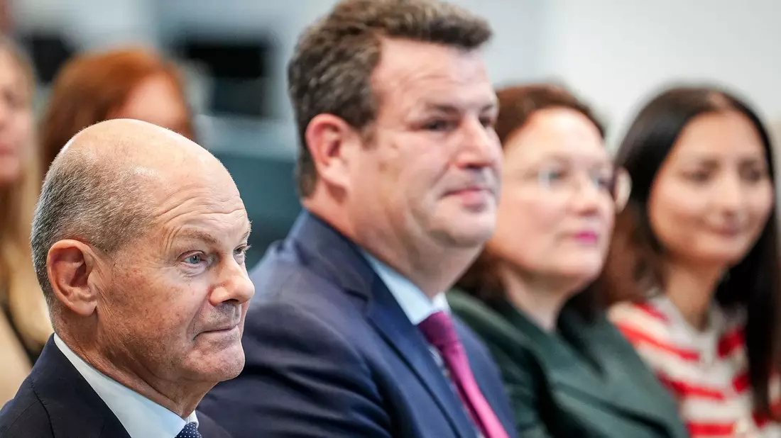 Arbeitsminister Heil und Kanzler Scholz wollen Industrie fördern (rechts Andrea Nahles, Chefin der Bundesagentur für Arbeit). (Archivbild) - Bild: Kay Nietfeld/dpa