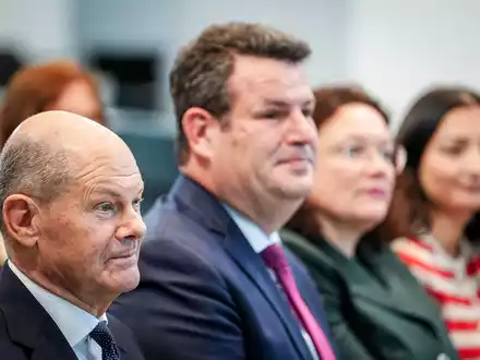 Arbeitsminister Heil und Kanzler Scholz wollen Industrie fördern (rechts Andrea Nahles, Chefin der Bundesagentur für Arbeit). (Archivbild) - Foto: Kay Nietfeld/dpa