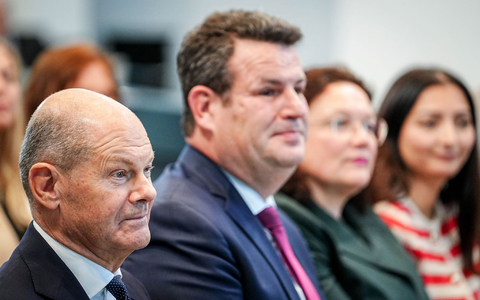 Arbeitsminister Heil und Kanzler Scholz wollen Industrie fördern (rechts Andrea Nahles, Chefin der Bundesagentur für Arbeit). (Archivbild) - Foto: Kay Nietfeld/dpa