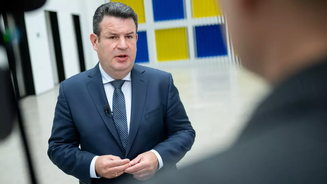 Hubertus Heil verteidigt das Bürgergeld (Archivfoto). - Bild: Sebastian Gollnow/dpa
