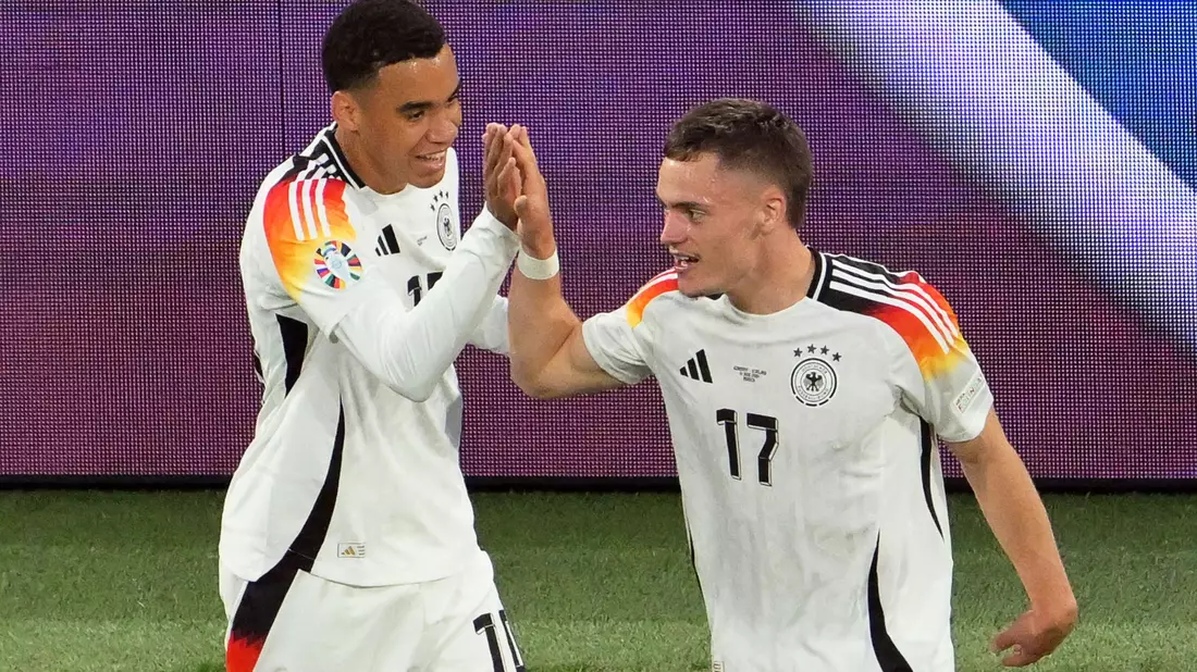 Vor vier Monaten beim EM-Eröffnungsspiel in München: Jamal Musiala (l) und 1:0-Schütze Florian Wirtz beim Torjubel nach dem 1:0.  - Bild: Peter Kneffel/dpa