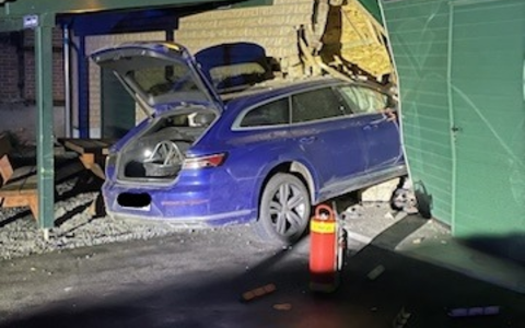 POL-HI: Verkehrsunfall unter Alkoholeinfluss verursacht erheblichen Sachschaden - Foto: presseportal.de