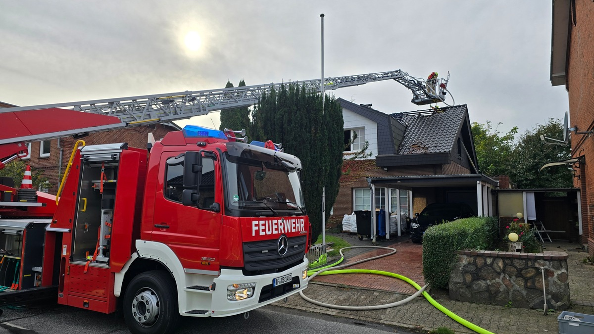 FW-RD: Dachstuhlbrand in Büdelsdorf - 70 Einsatzkräften löschten das Feuer - Foto: presseportal.de