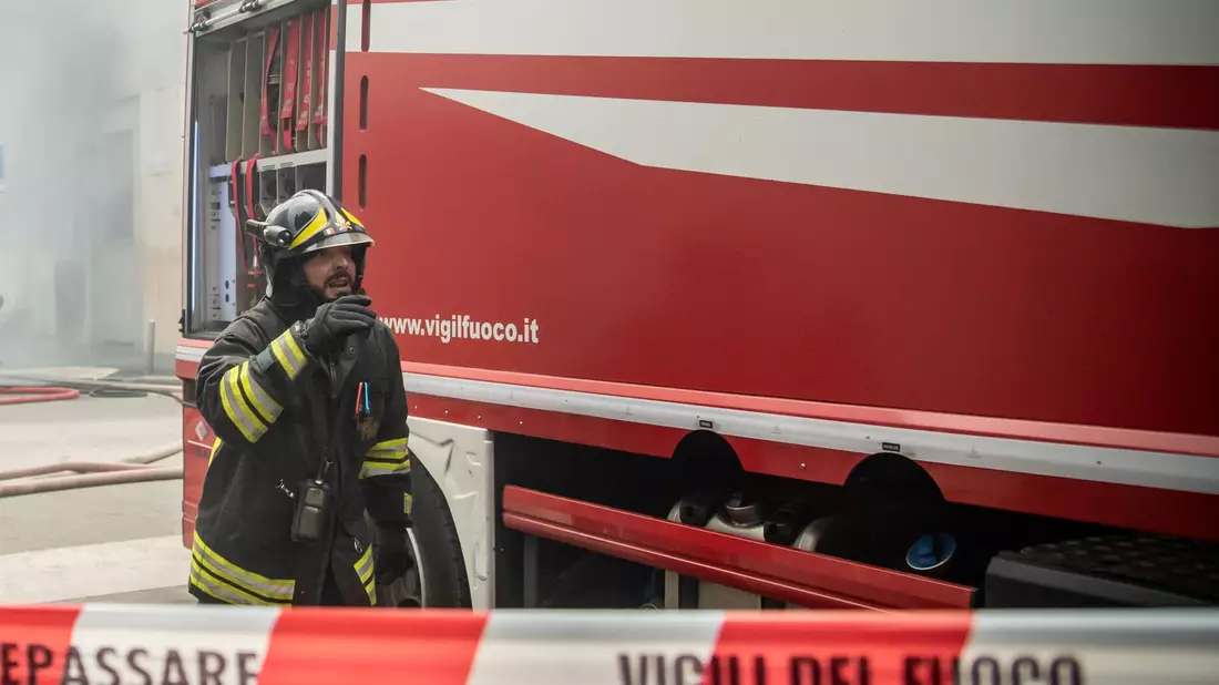 Die Feuerwehr ist mit einem Großaufgebot vor Ort. (Symbolbild) - Bild: Claudio Furlan/LaPresse via ZUMA Press/dpa