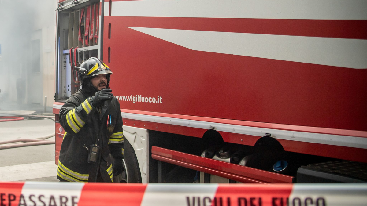  Ein italienischer Feuerwehrmann im Einsatz. (Archivfoto als Illustration) - Foto: Claudio Furlan/LaPresse via ZUMA Press/dpa