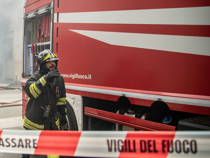 Die Feuerwehr war mit einem Großaufgebot im Einsatz. (Archivfoto als Illustration) - Foto: Claudio Furlan/LaPresse via ZUMA Press/dpa