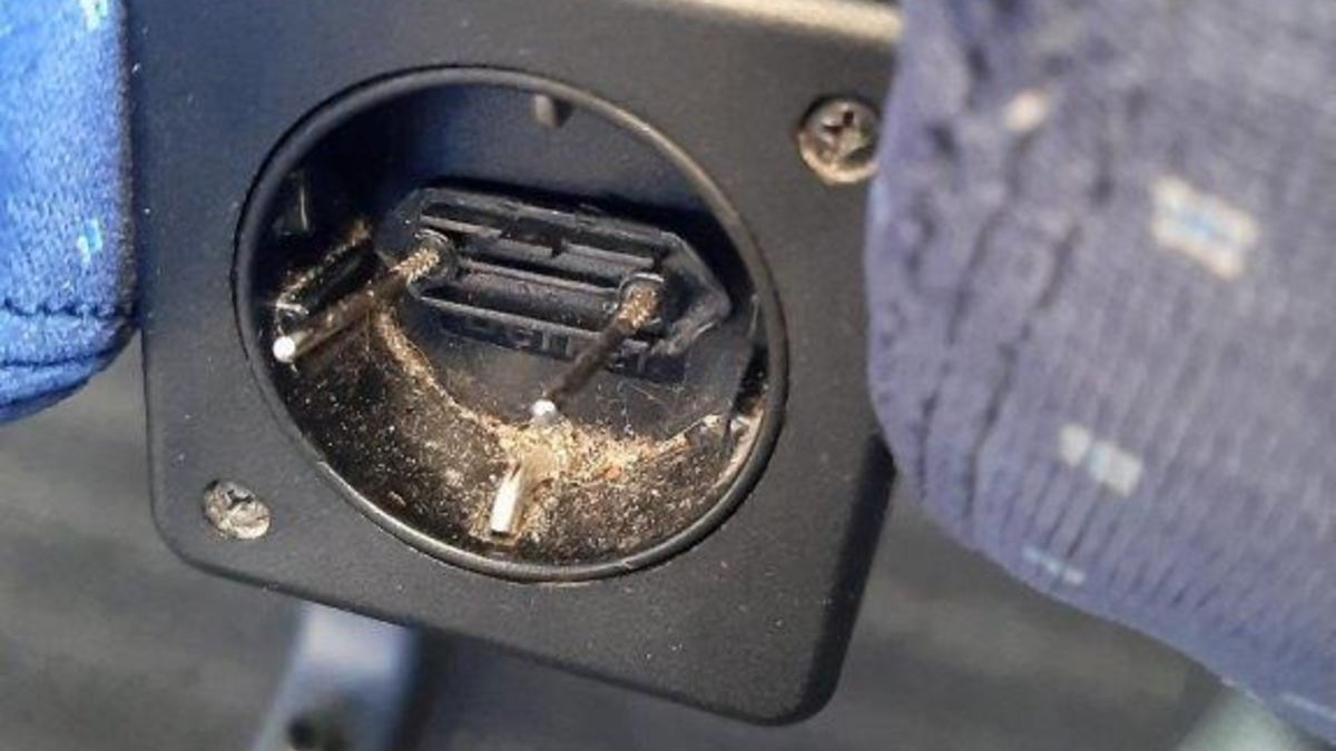 BPOL NRW: Reisender verletzt sich an Steckdose im ICE - Bundespolizei ermittelt - Foto: presseportal.de