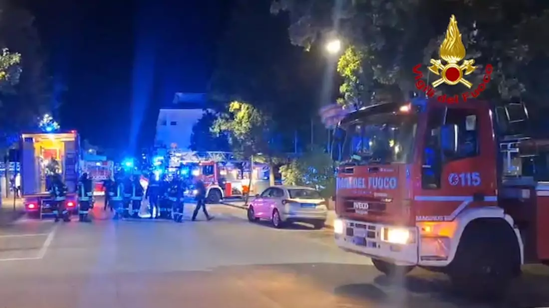 Eine dreiköpfige Familie musste bei dem Brand per Drehleiter evakuiert werden. (Handout-Foto) - Bild: ---/Vigili del Fuoco/dpa