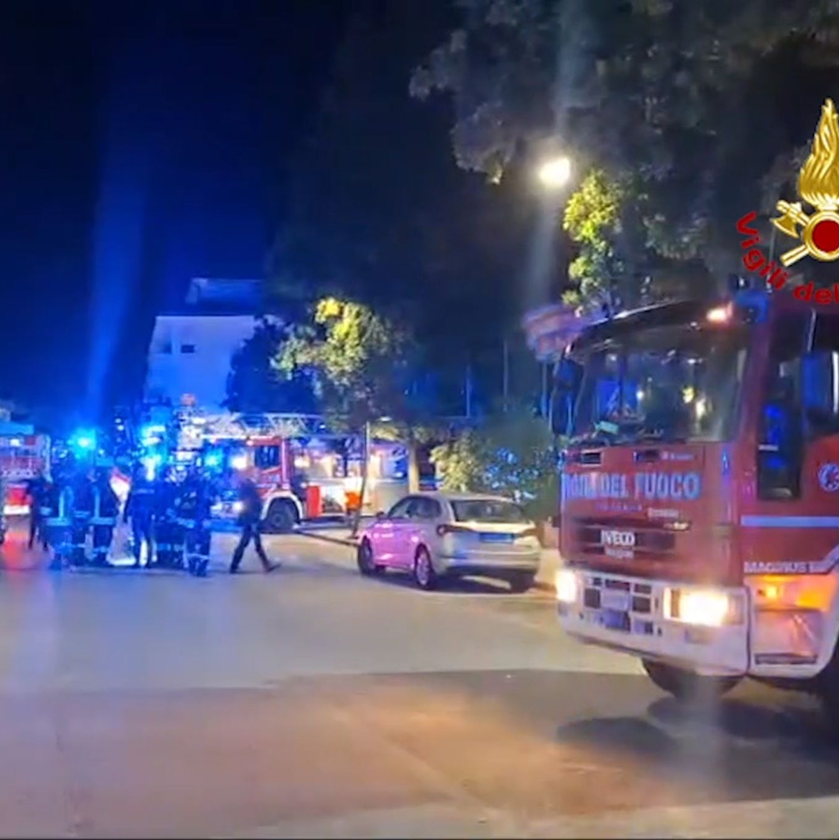 Eine dreiköpfige Familie musste bei dem Brand per Drehleiter evakuiert werden. (Handout-Foto) - Foto: ---/Vigili del Fuoco/dpa