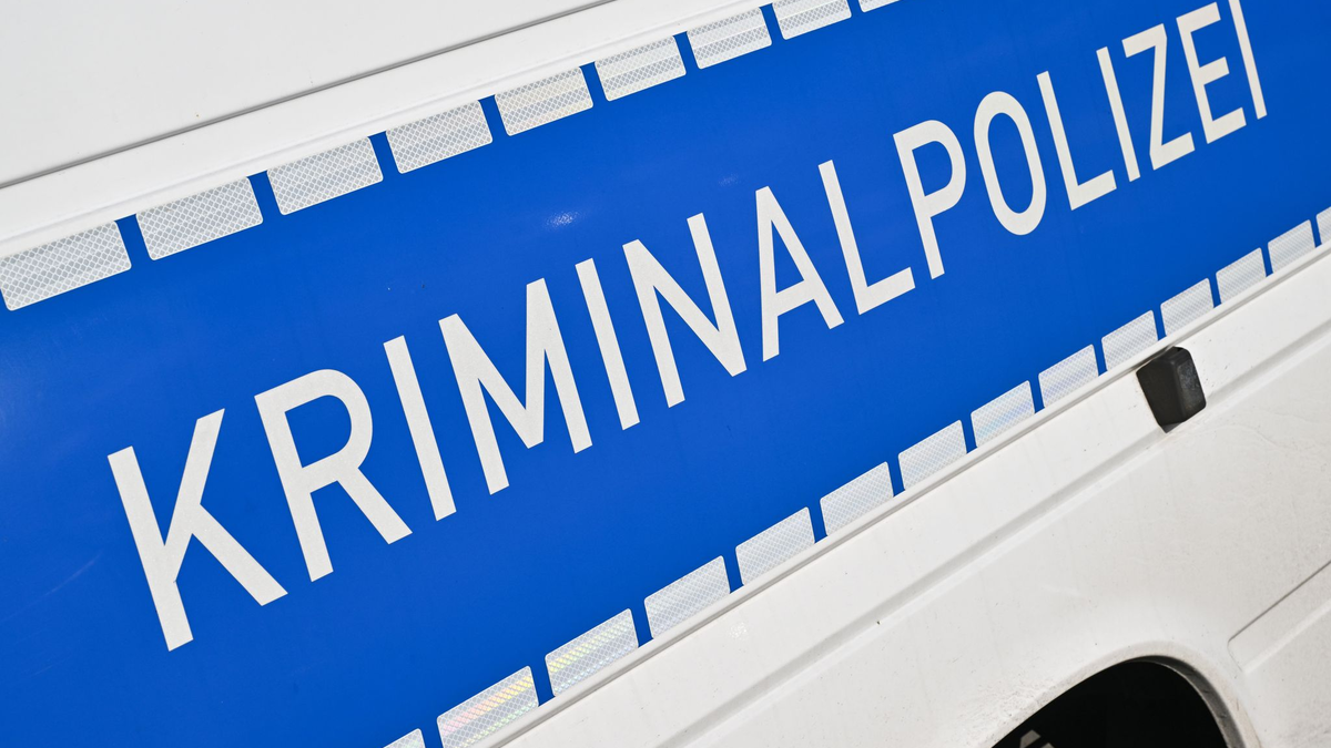 Die Kriminalpolizei ermittelt nach dem Fund eines Toten in einer Tiefkühltruhe in Verl. - Foto: Patrick Pleul/dpa