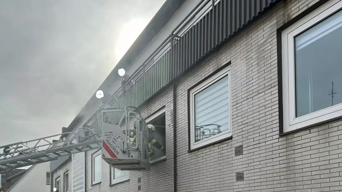 FW-AR: Feuerwehr rettet Hausbewohner über Drehleiter - Bild: presseportal.de