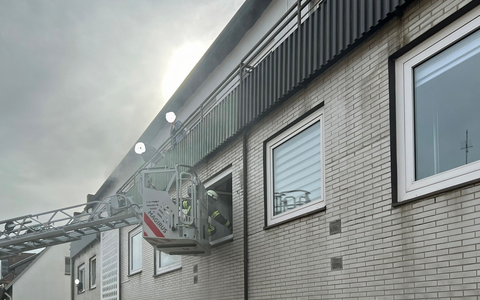 FW-AR: Feuerwehr rettet Hausbewohner über Drehleiter - Foto: presseportal.de