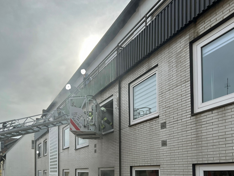 FW-AR: Feuerwehr rettet Hausbewohner über Drehleiter - Foto: presseportal.de
