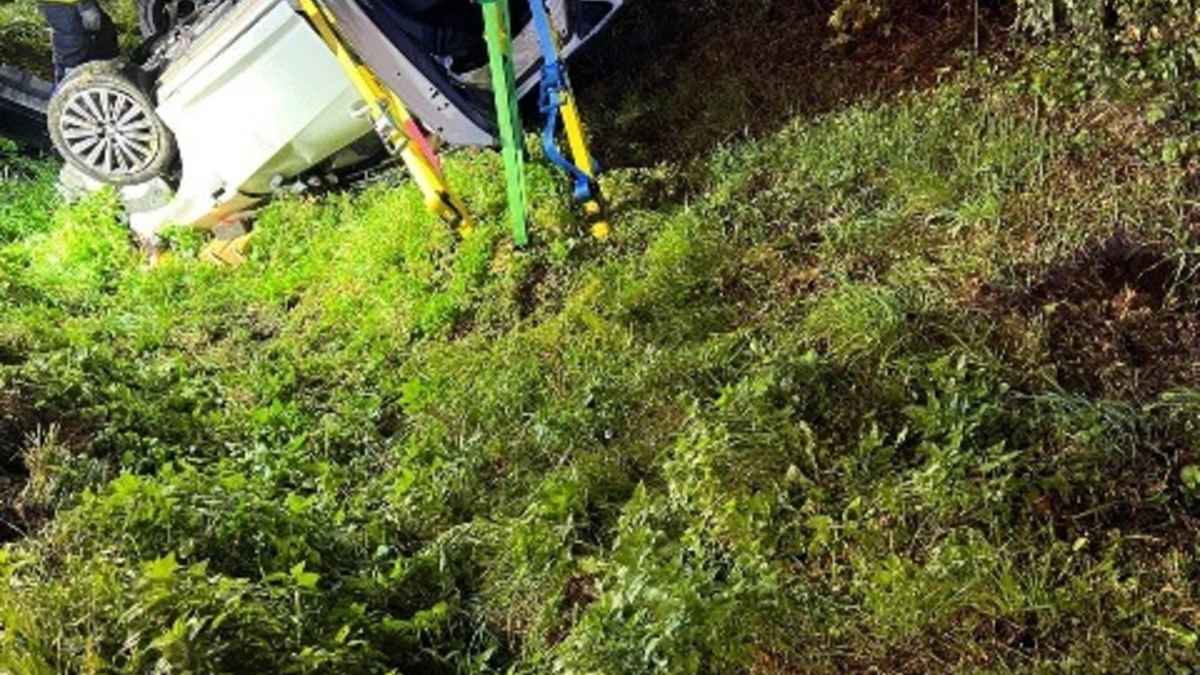 FW-EN: Überschlagener PKW mit verletzter Person Absicherung einer Rettungshubschrauberlandung - Foto: presseportal.de