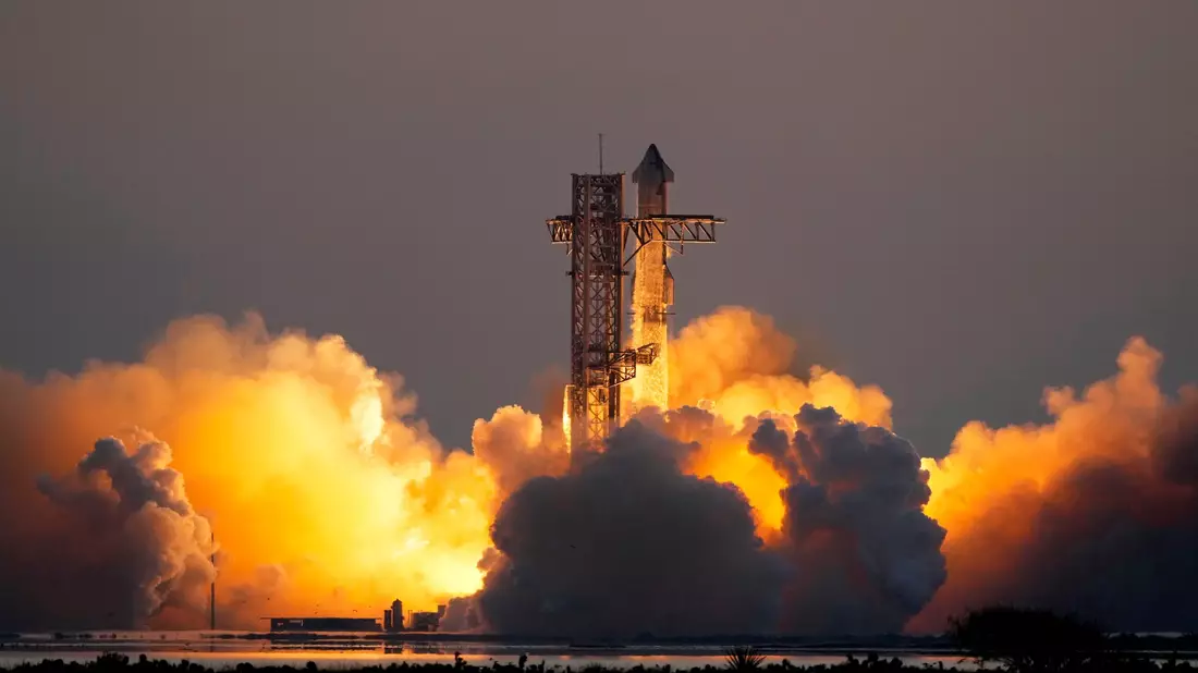 Die Mega-Starship-Rakete von SpaceX während des erfolgreichen Testflugs. - Bild: Eric Gay/AP/dpa