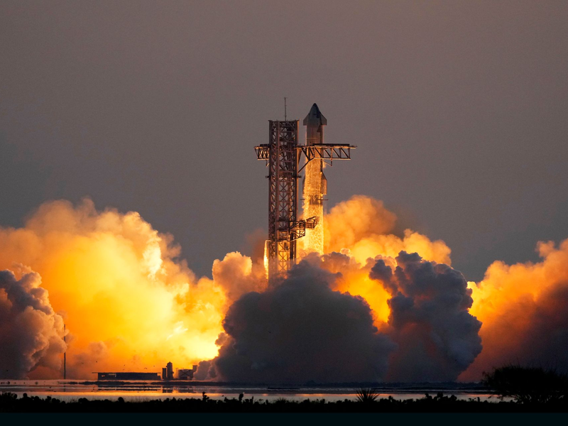Die Mega-Starship-Rakete von SpaceX während des erfolgreichen Testflugs. - Foto: Eric Gay/AP/dpa
