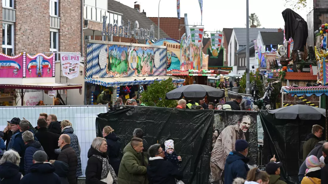 Auf dem Gallimarkt, Ostfrieslands größtem Volksfest, ist eine Geisterbahn in Brand geraten. Fünf Menschen wurden verletzt. - Bild: Lars Penning/dpa