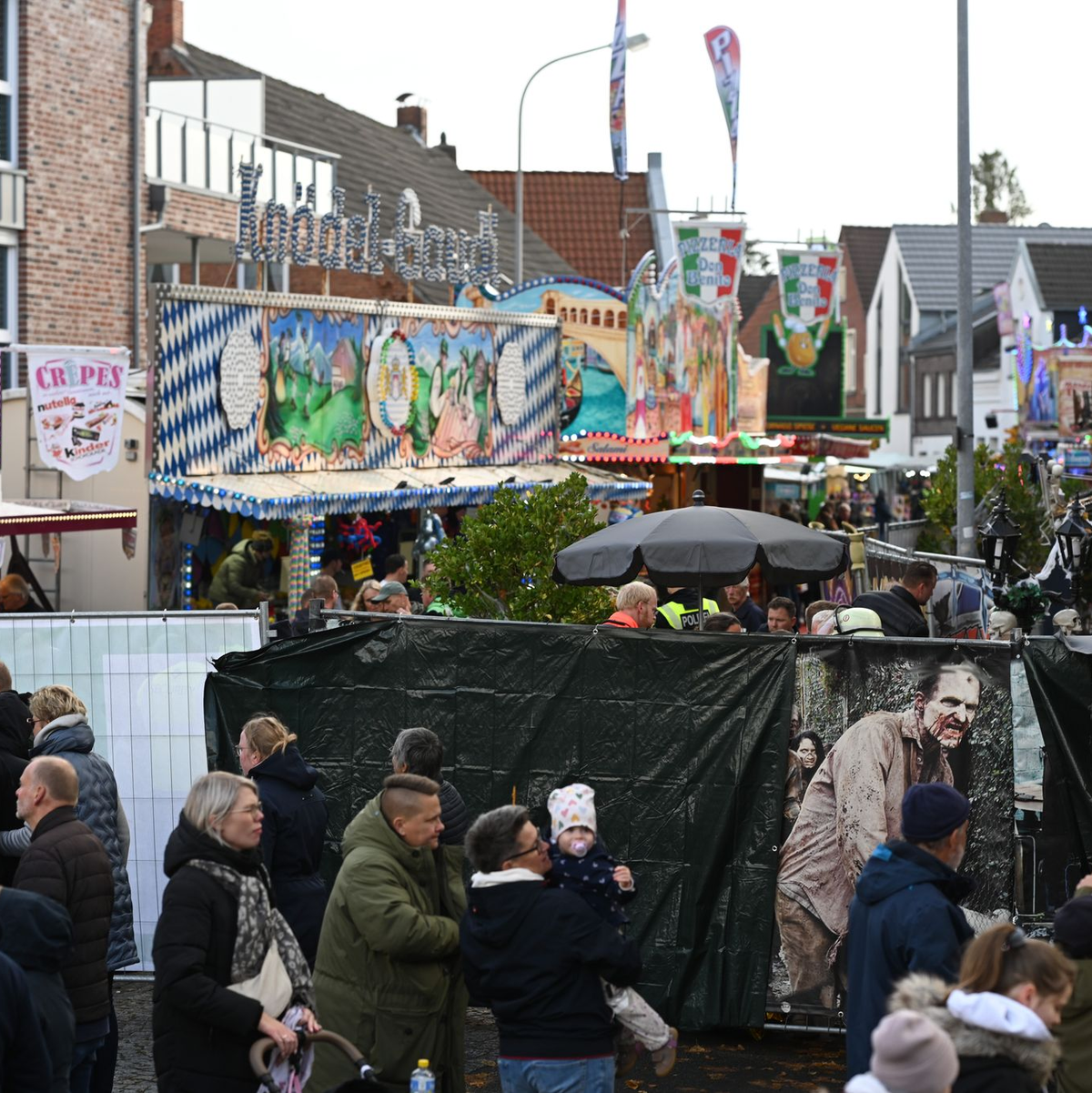 Auf dem Gallimarkt, Ostfrieslands größtem Volksfest, ist eine Geisterbahn in Brand geraten. Fünf Menschen wurden verletzt. - Foto: Lars Penning/dpa