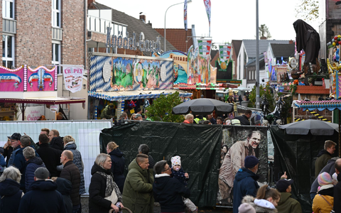 Auf dem Gallimarkt, Ostfrieslands größtem Volksfest, ist eine Geisterbahn in Brand geraten. Fünf Menschen wurden verletzt. - Foto: Lars Penning/dpa