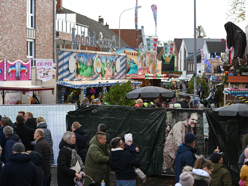 Auf dem Gallimarkt, Ostfrieslands größtem Volksfest, ist eine Geisterbahn in Brand geraten. Fünf Menschen wurden verletzt. - Foto: Lars Penning/dpa