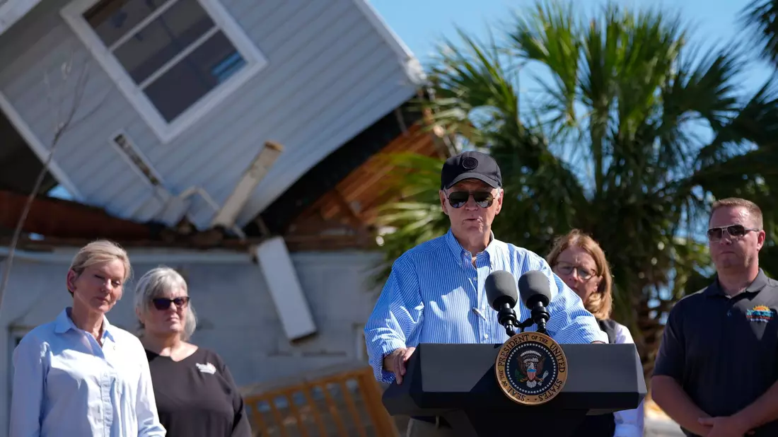 US-Präsident Joe Biden hat sich bei einem Besuch in Florida selbst ein Bild von den Schäden durch Hurrikan «Milton» gemacht. - Bild: Manuel Balce Ceneta/AP/dpa