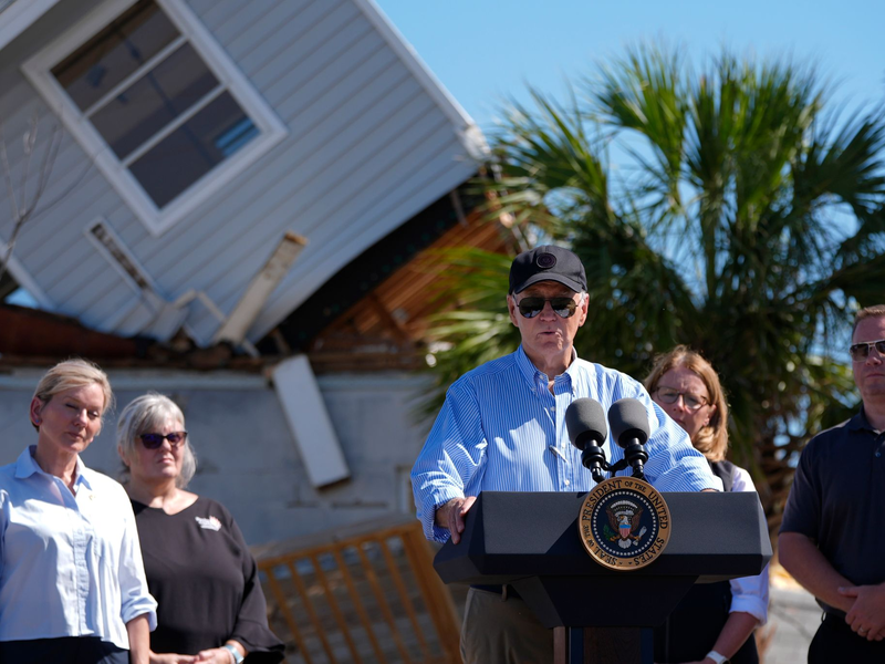 US-Präsident Joe Biden hat sich bei einem Besuch in Florida selbst ein Bild von den Schäden durch Hurrikan «Milton» gemacht. - Foto: Manuel Balce Ceneta/AP/dpa