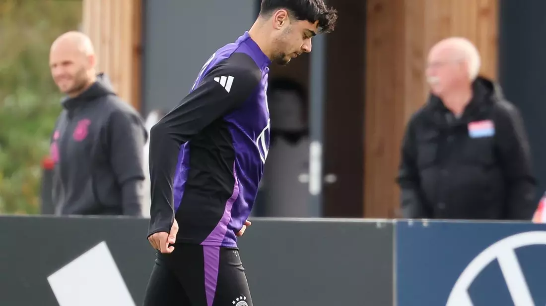 Aleksandar Pavlovic ist nach Knieproblemen wieder fit und wird in seiner Heimat München gegen Holland spielen. - Bild: Christian Charisius/dpa
