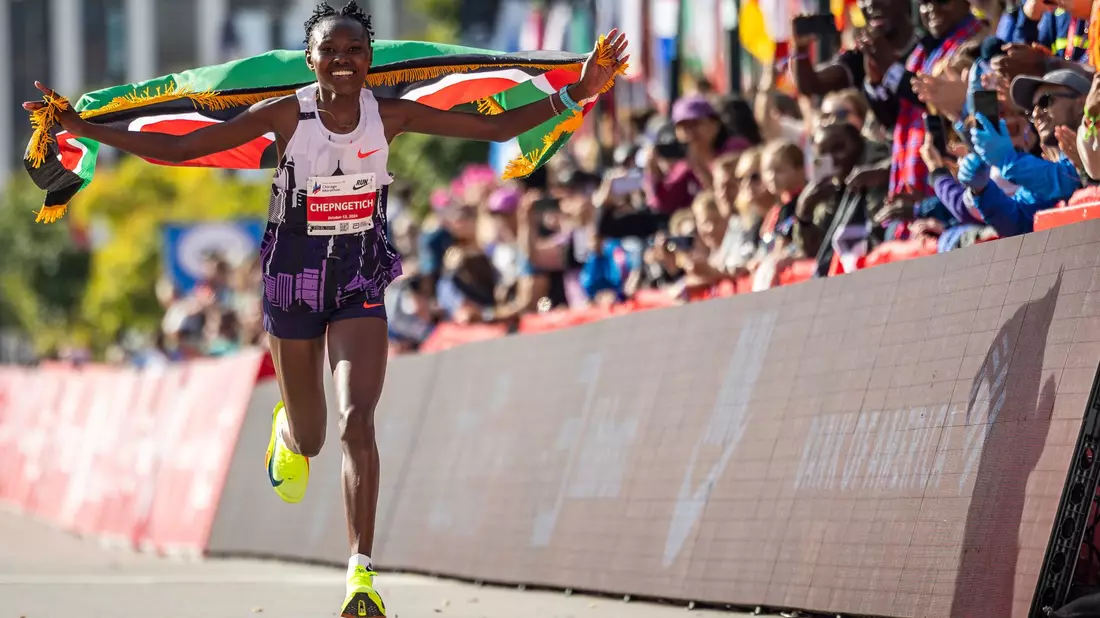 Ruth Chepngetich lief in Chicago als erste Frau einen Marathon unter 2:10 Stunden. - Bild: Tess Crowley/Chicago Tribune/AP/dpa