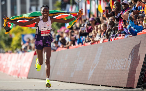 Ruth Chepngetich lief in Chicago als erste Frau einen Marathon unter 2:10 Stunden. - Foto: Tess Crowley/Chicago Tribune/AP/dpa Ruth Chepngetich lief in Chicago als erste Frau einen Marathon unter 2:10 Stunden. - Foto: Tess Crowley/Chicago Tribune/AP/dpa