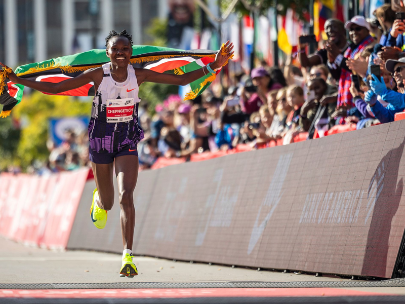 Ruth Chepngetich lief in Chicago als erste Frau einen Marathon unter 2:10 Stunden. - Foto: Tess Crowley/Chicago Tribune/AP/dpa